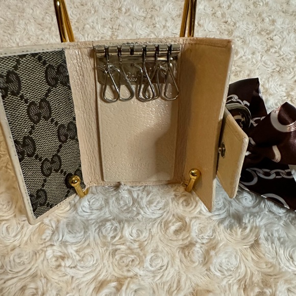 Gucci Logo Embossed key Holder - Picture 6 of 10